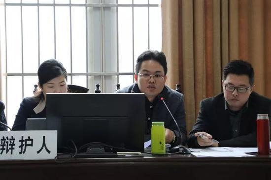 公诉人对被告人进行讯问 　　辩护人发表辩论意见