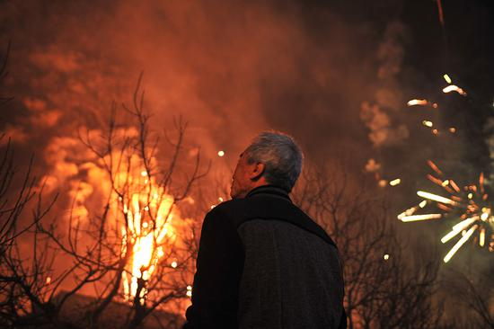 　　2月5日，农历正月初一凌晨零点，大古城村焰火喧天，照亮了李玉宝家的小院。&nbsp;&nbsp;&nbsp;&nbsp;新京报记者 吴江 摄