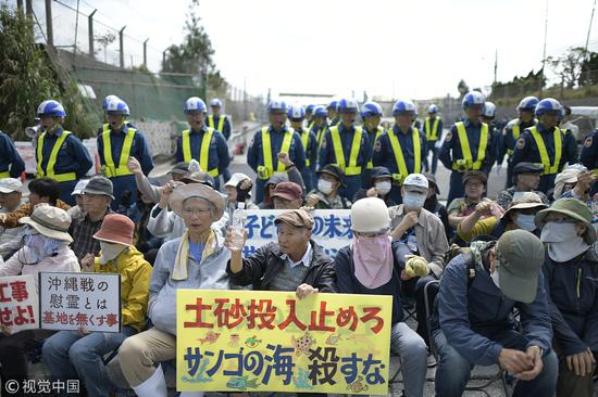  示威者静坐抗议。