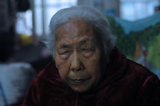 　　1938年，日军在岳阳使用细菌武器，9岁的彭竹英因此双目失明。1944年5月，彭竹英又被日军强行抓去，成为了“慰安妇”。 新京报记者 吴江 摄