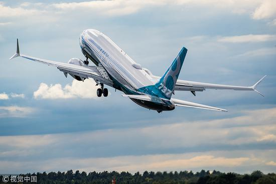 波音公司原厂涂装的波音737max8做飞行展示 @视觉中国