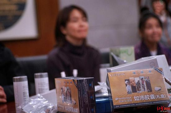 会谈现场堆满林丽生前购买的如新产品