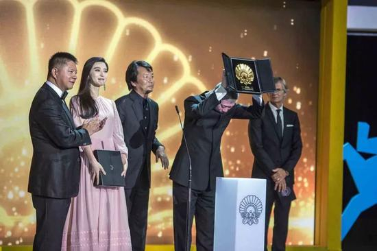 　　当地时间2016年9月24日，西班牙，第64届圣塞巴斯蒂安电影节，范冰冰获最佳女主角银贝壳奖，左数第一位为綦建虹（图片来源：东方IC）