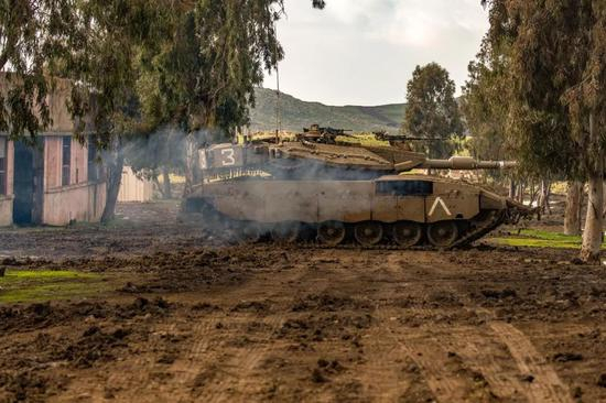 2月12日，以色列军队在戈兰高地进行军事训练。新华社/基尼图片社