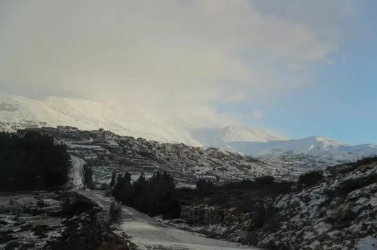 1月16日至17日，戈兰高地迎来又一轮降雪天气。新华社记者郭昱摄