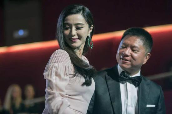 　　当地时间2016年9月24日，西班牙，第64届圣塞巴斯蒂安电影节上，范冰冰与綦建虹（图片来源：东方IC）