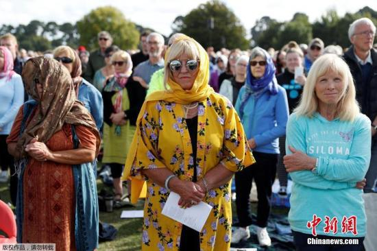 　　当地时间3月29日，新西兰在克赖斯特彻奇市哈格利公园举行国家纪念仪式，致哀清真寺枪击案遇难者。