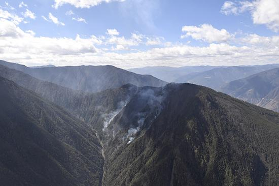 这是4月2日航拍的凉山森林火灾现场。 新华社 图
