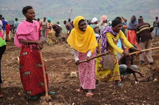 　　↑2018年9月29日，在卢旺达首都基加利的郊区，卢旺达人民参加每月一次的“乌姆干达”活动。（新华社记者吕天然摄）