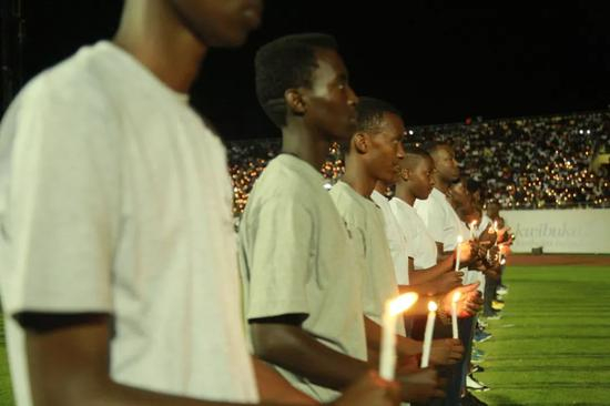 　　↑4月7日，在卢旺达首都基加利，当地青年在纪念卢旺达大屠杀25周年守夜活动中手持象征光明的蜡烛。新华社发（西里尔·恩德格亚摄）