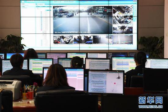 4月15日，在阳泉市公共交通总公司，工作人员在实时监控公交信息。 新华社记者 杨晨光摄