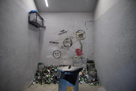 其中一个体验房间，墙上有压力等英文字样涂鸦，还有一颗破碎的爱心。摄影/新京报记者 郑新洽