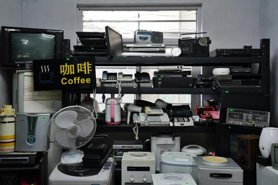 “发泄屋”内可供打砸的物品，但需另外加购。摄影/新京报记者 郑新洽