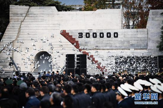 2017年12月13日，南京大屠杀死难者国家公祭仪式现场放飞和平鸽。新华社记者季春鹏摄