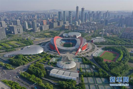 这是4月18日无人机拍摄的南京奥体中心。 新华社记者李博摄