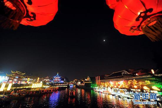 南京夫子庙秦淮河风光带灯火璀璨（2009年2月8日摄）。新华社记者韩瑜庆摄
