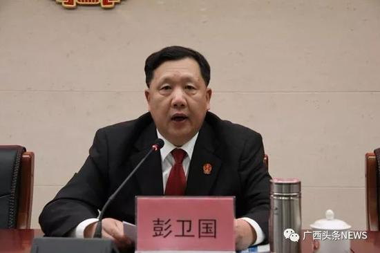 　　2015年4月，桂林市中院召开全市法院思想政治建设暨党风廉政建设和反腐败工作会议，时任桂林市中院党组副书记、常务副院长彭卫国主持会议。图：桂林法院网