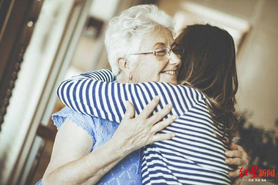 　　↑1914年，时任美国总统威尔逊签署了一项节日法案，承认安娜·贾维斯的母亲节为全国性节日。资料图据《华盛顿邮报》