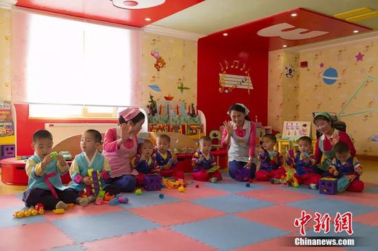 朝鲜育幼院的三胞胎们。《中国新闻周刊》记者 汪许凯 摄