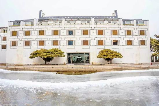 进入冬季，香山饭店内的一处冰瀑景观，成为饭店的美景。图片来自视觉中国