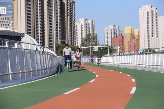 5月29日，记者骑车体验自行车专用路。摄影/王贵彬