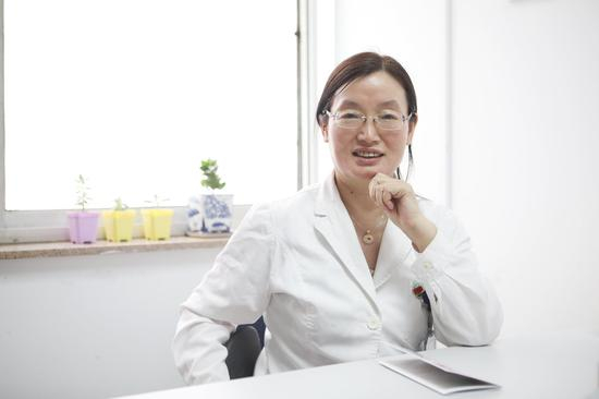 结束一天门诊工作的阮祥燕。她是将冻存卵巢技术引入国内的第一人。新京报记者 王嘉宁 摄