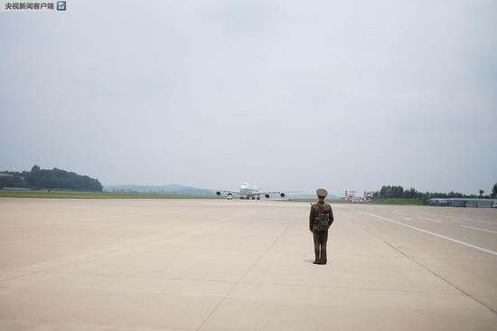 △这是习近平专机抵达机场。（央视记者王哈男拍摄）
