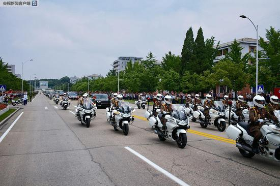 △礼宾摩托车护卫前行。（央视记者王哈男拍摄）