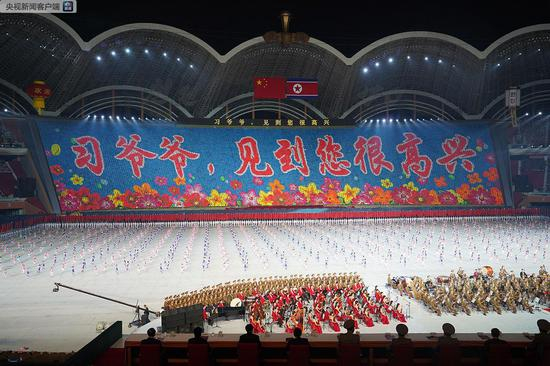 △看台背景表演者都是来自平壤市的高中生，共有约17490人。