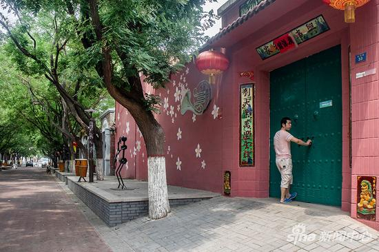 为了营造音乐主题，居住在小镇的居民纷纷将自己住宅的墙壁做个性化涂鸦。摄影/赵亢