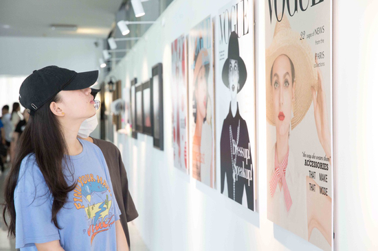 观众在观看展览