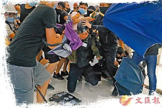 14日，暴徒在沙田新城市广场围殴“落单警察”&nbsp; 图源：大公文汇网