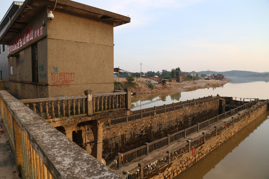 洋塘水轮泵站，不远处，则是一处采砂码头。 本报记者 郝成 摄影