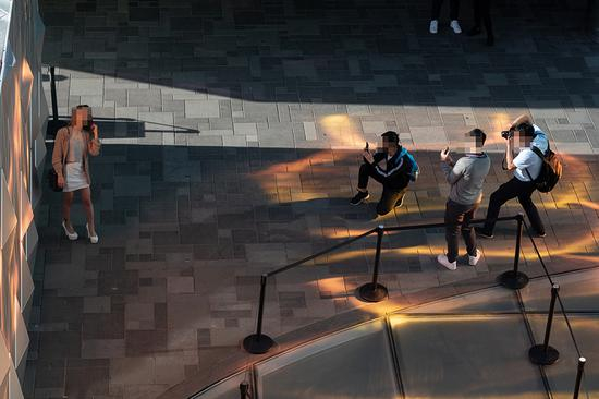 ▲当你“被街拍”而又不知其用途时，你就可以依法维权。资料图。图片来源：新京报网