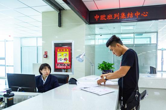 一家新疆本地企业在乌鲁木齐国际陆港区铁路口岸服务大厅窗口办理业务。