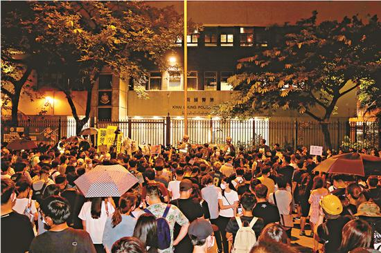 近千人包围葵涌警署叫嚣 “放人”&nbsp; &nbsp;图自大公网