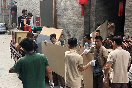 　　2019年8月1日，有人拍到山西省晋中市，祁县乔家大院景区内多数商铺被清理，工作人员从商铺内搬出柜台、商品等，运输物品的车辆在景区中往来。