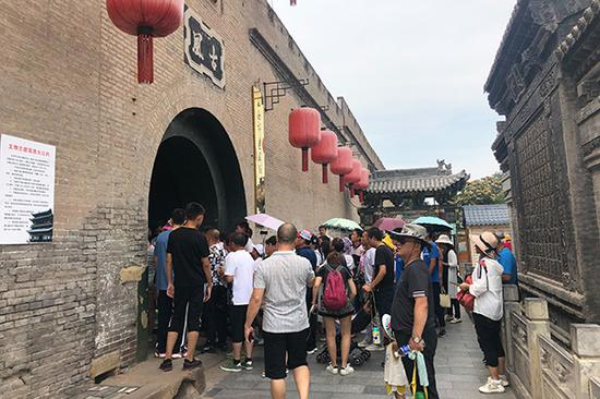 即便被取消了5A级景区的“头衔”，仍然还有大批的游客慕名而来。