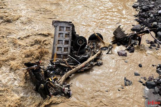 ↑被洪流冲走大型机械