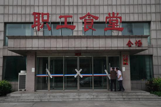 7月10日，临汾市襄汾县境内的顺泰实业有限公司被贴上封条的职工食堂。新京报首席记者 陈杰&nbsp;摄