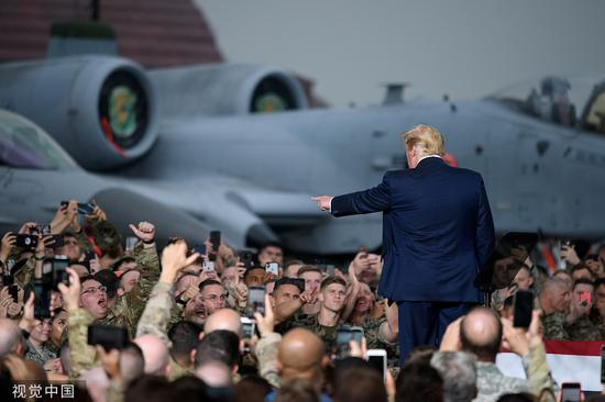 6月30日，韩国平泽，特朗普访问乌山空军基地，向驻韩美军发表演说 图自视觉中国