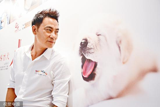 上个月被袭事件发生前，任达华在为自己的新片做宣传。图/视觉中国