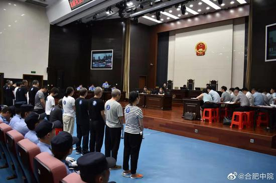 　　8月13日，吕先三等18名被告人在合肥市中级法院受审。图片来源：合肥市中级法院官方微博“合肥中院”