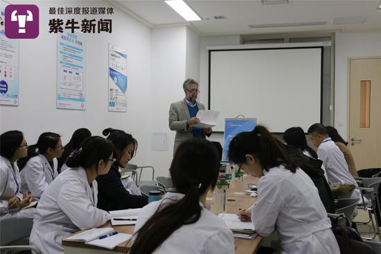 Dreyer教授在医院讲课