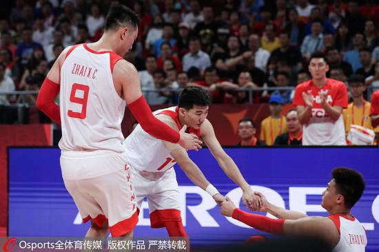 翟晓川、孙铭徽拉起赵睿。