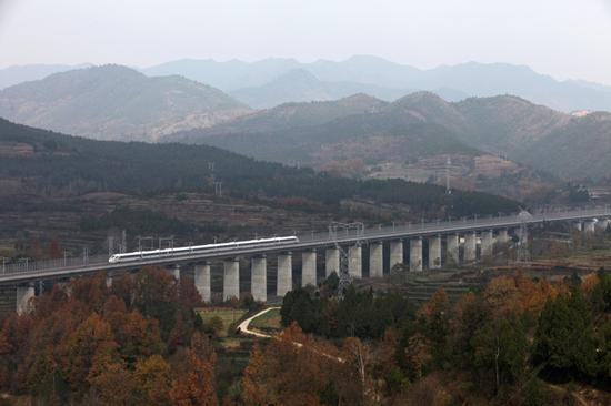 高铁列车穿行于秦岭山脉 图自铁一院网站