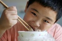 “增肥救父”百日:比兔子胖得快 红烧肉都吃哭了
