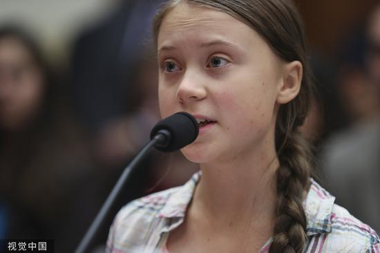 通贝里在美国出席“引领下一代应对全球气候危机的声音”的国会听证会。图源：视觉中国