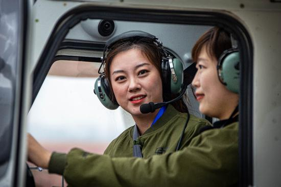中国女飞行员英姿飒爽。