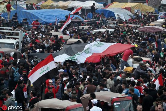 　　2019年11月29日星期五，反政府抗议者聚集在伊拉克巴格达解放广场，庆祝伊拉克总理阿德尔·阿卜杜勒·迈赫迪宣布辞职 @东方IC